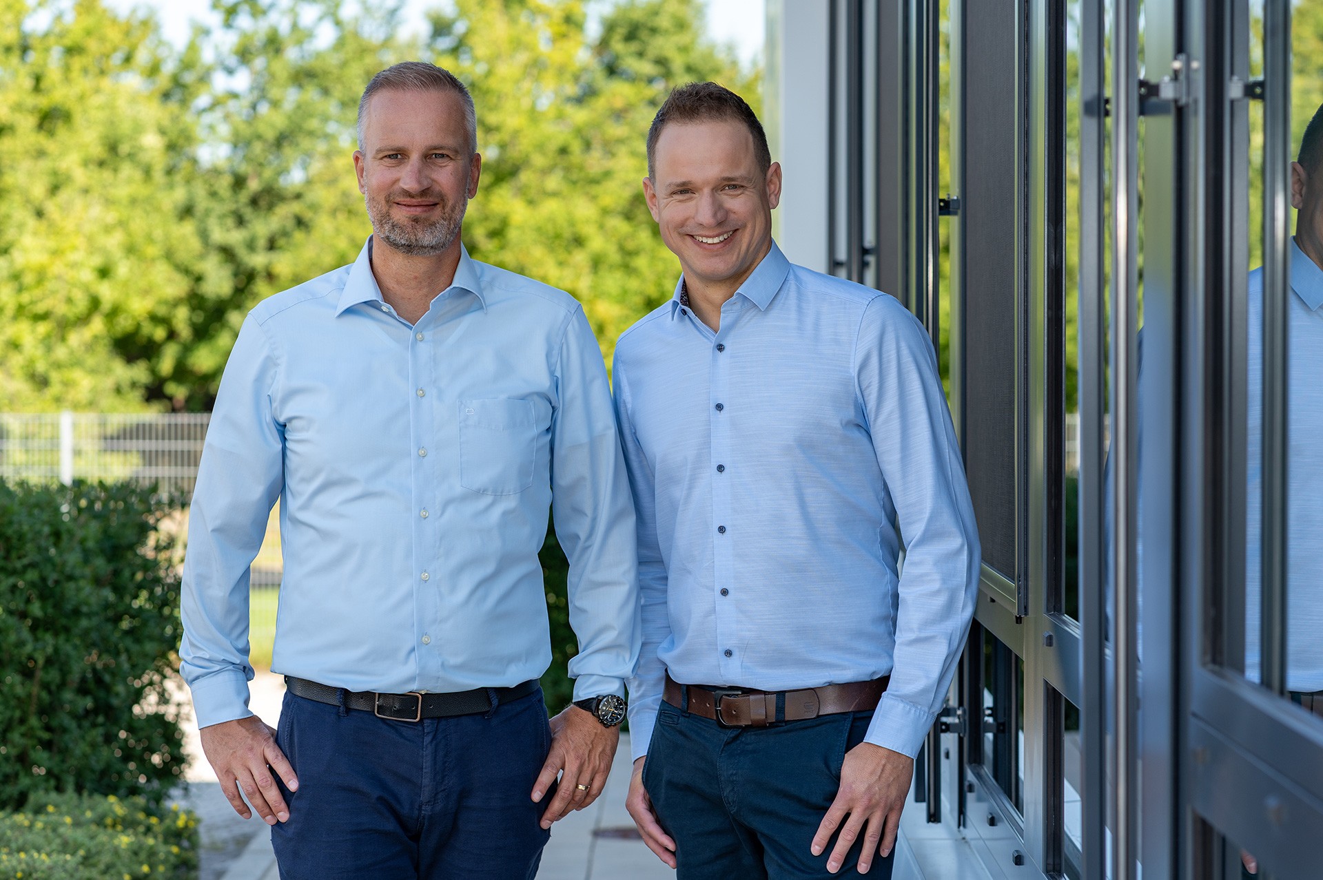 Zwei Männer stehen neben einander